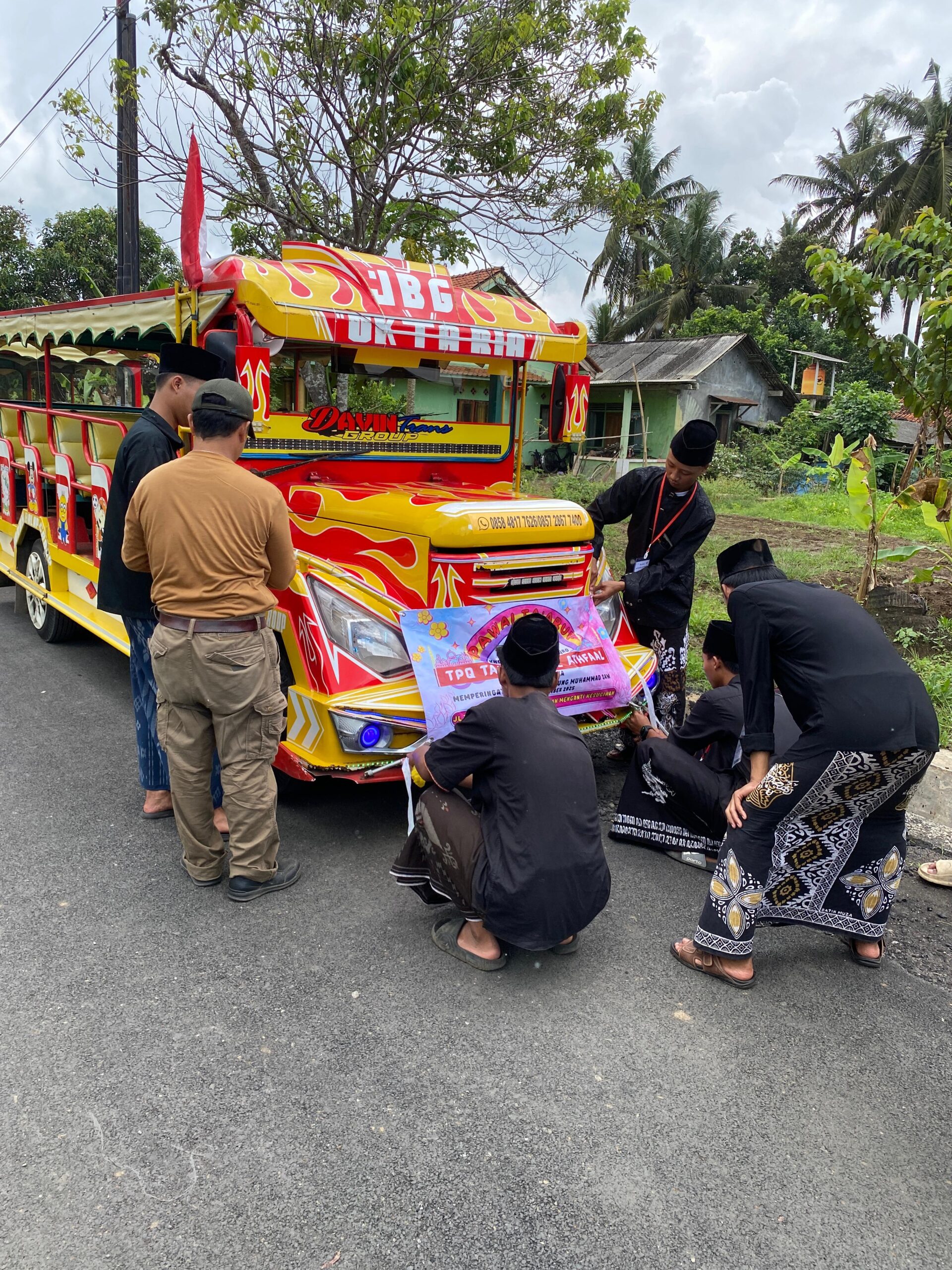 Warna-warni Penuh Keceriaan: Odong-Odong Hias Turut Ramaikan Arak-arakan Pengantin Khitan di Menganti Warna-warni Penuh Keceriaan: Odong-Odong Hias Turut Ramaikan Arak-arakan Pengantin Khitan di Menganti