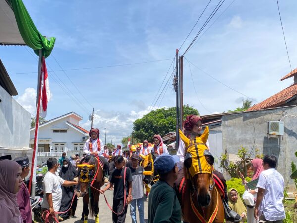 Gagah Berkuda Mengelilingi Desa