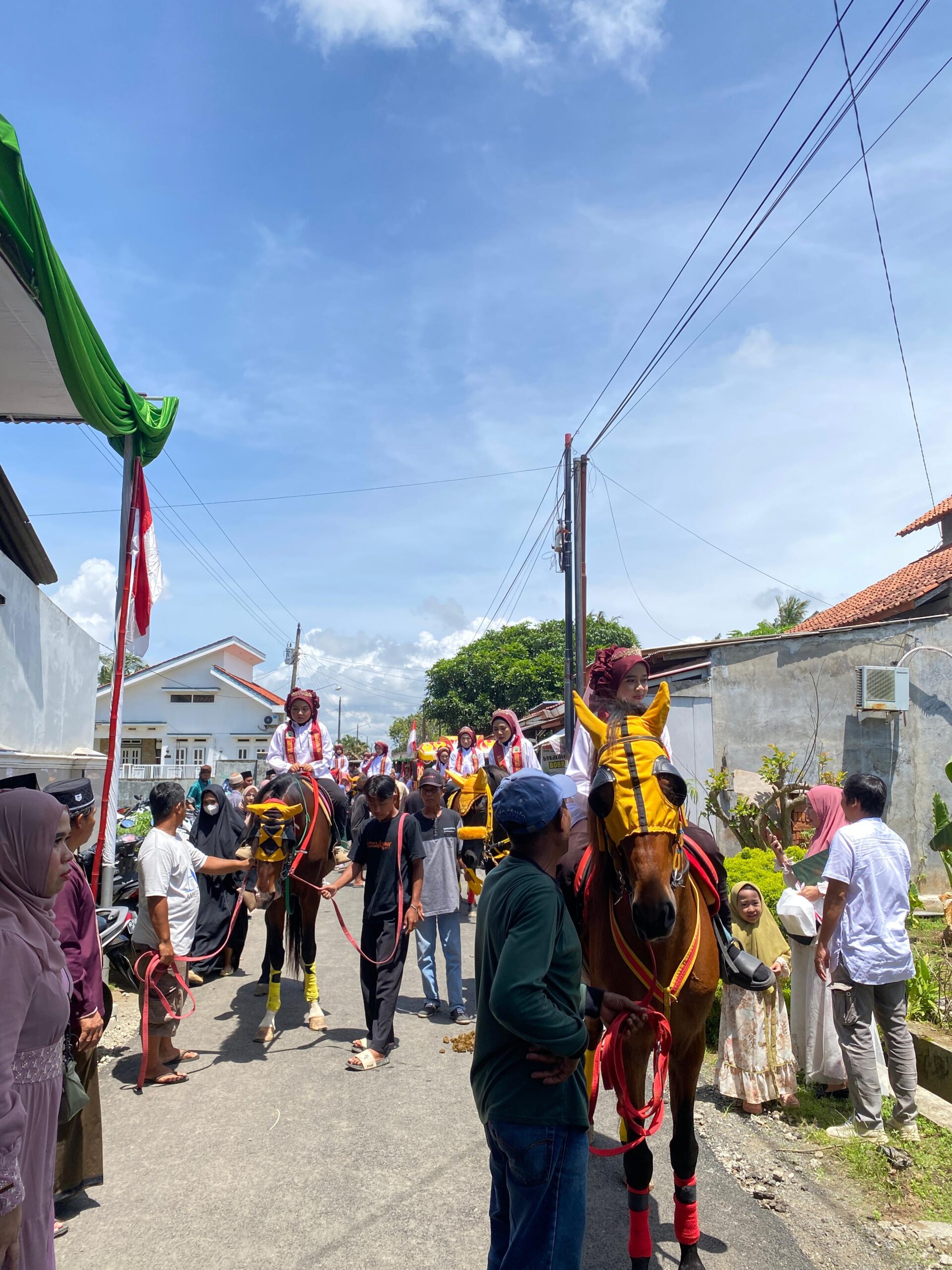 Gagah Berkuda Mengelilingi Desa Gagah Berkuda Mengelilingi Desa